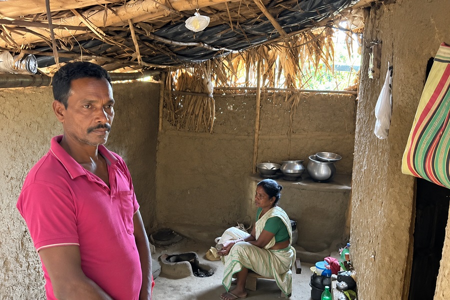 दो साल पहले आवास योजना में आया नाम, अब तक नहीं मिला पक्का मकान; झोपड़ी में रहने को मजबूर फागु हेंब्रम